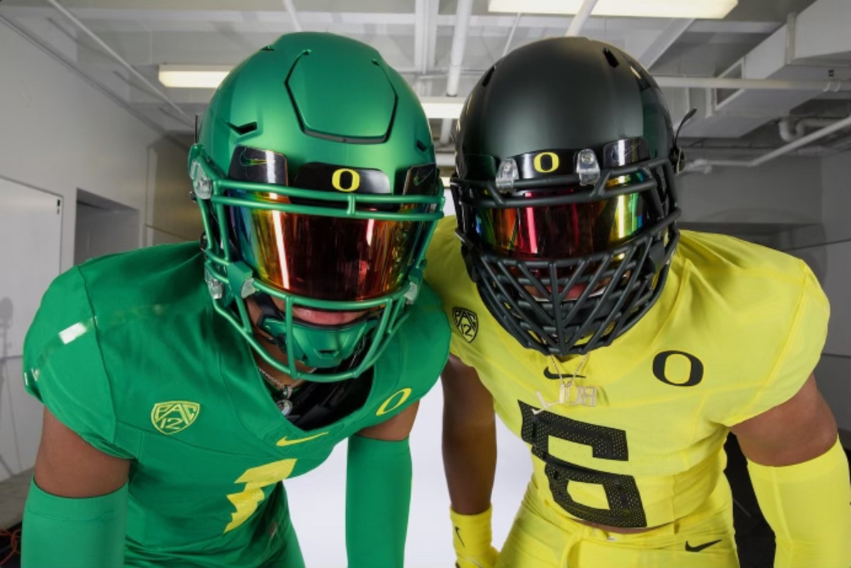 Dudley poses with Oregon WR commit Stephon Johnson Jr during a photoshoot on his official visit.